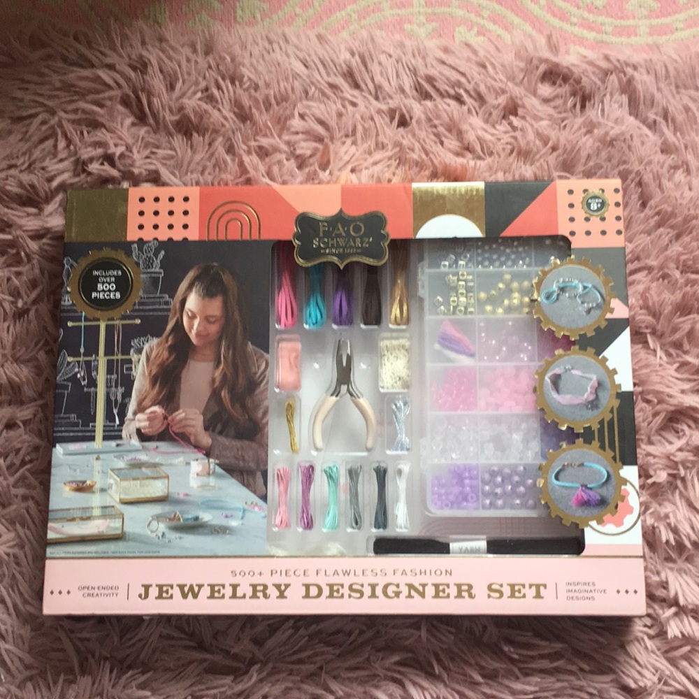 F•A•O SCHWARZ  500+ PIECE JEWELRY DESIGNER SET